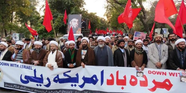 ادامه تظاهرات ضدآمریکایی پاکستانیها در اعتراض به ترور سردار سلیمانی